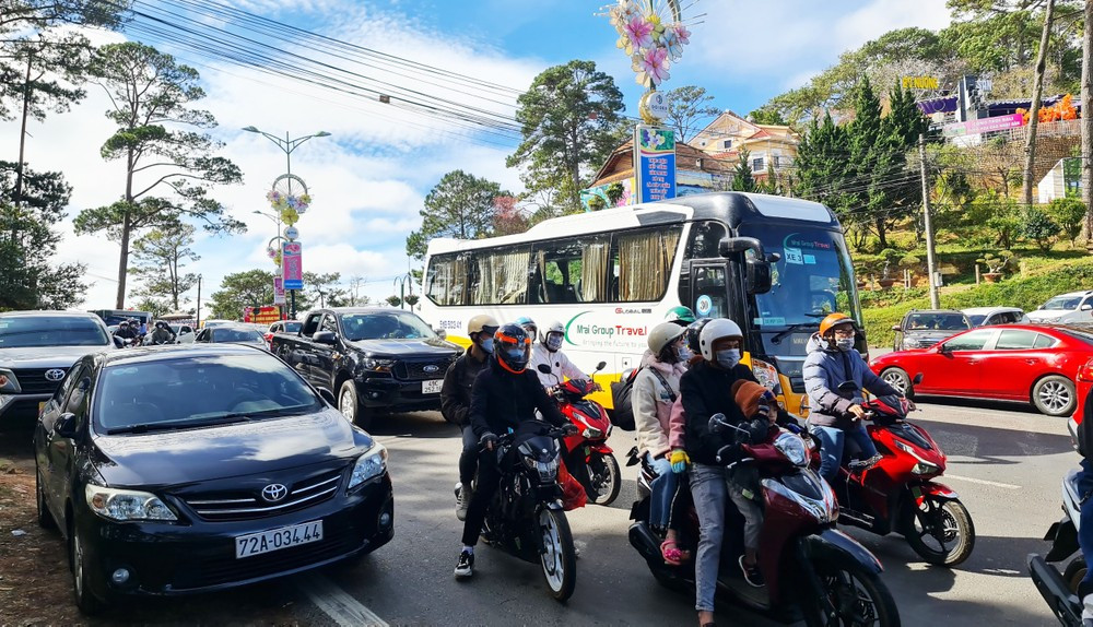 Du khach nuom nuop du xuan, Da Lat un u o nhieu tuyen duong-Hinh-2