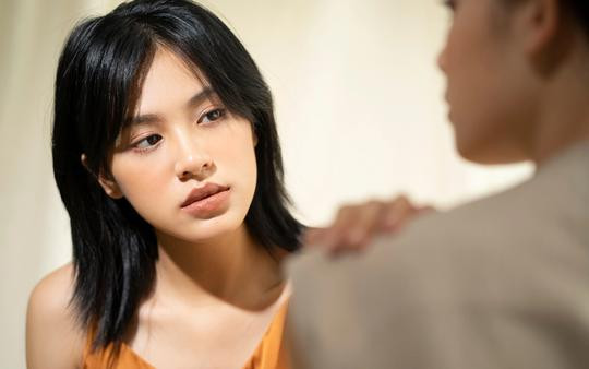 Gap lai chong cu, toi ay nay khong yen