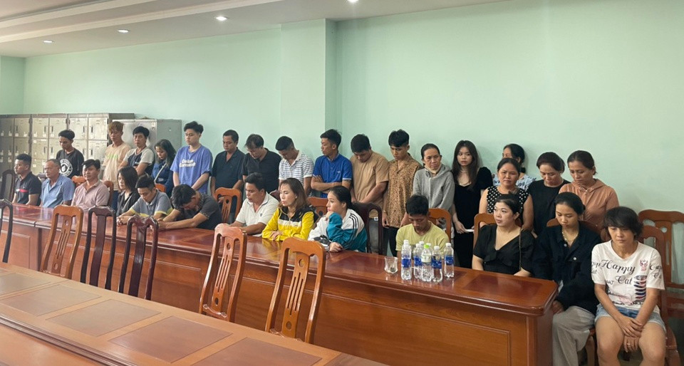 Tạm giữ 30 người đánh bạc khuya mùng 3 Tết ở TP HCM Tam giu 30 nguoi danh bac khuya mung 3 Tet o TP HCM