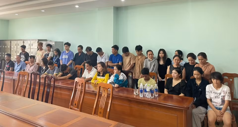 Tạm giữ 30 người đánh bạc khuya mùng 3 Tết ở TP HCM Tam giu 30 nguoi danh bac khuya mung 3 Tet o TP HCM