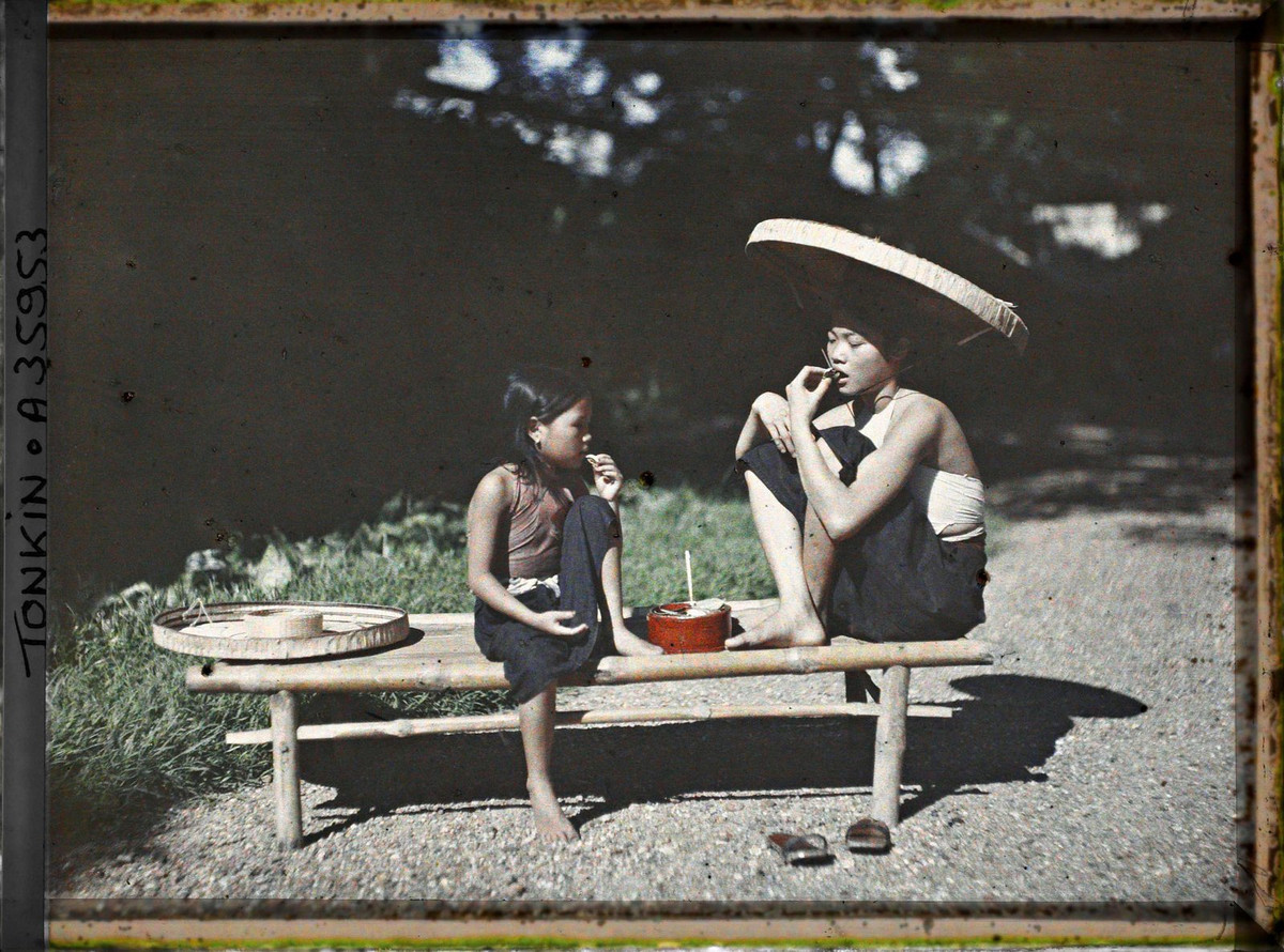 Gọi là ăn trầu, nhưng người ta chỉ nuốt nước cốt và nhả bã trầu.