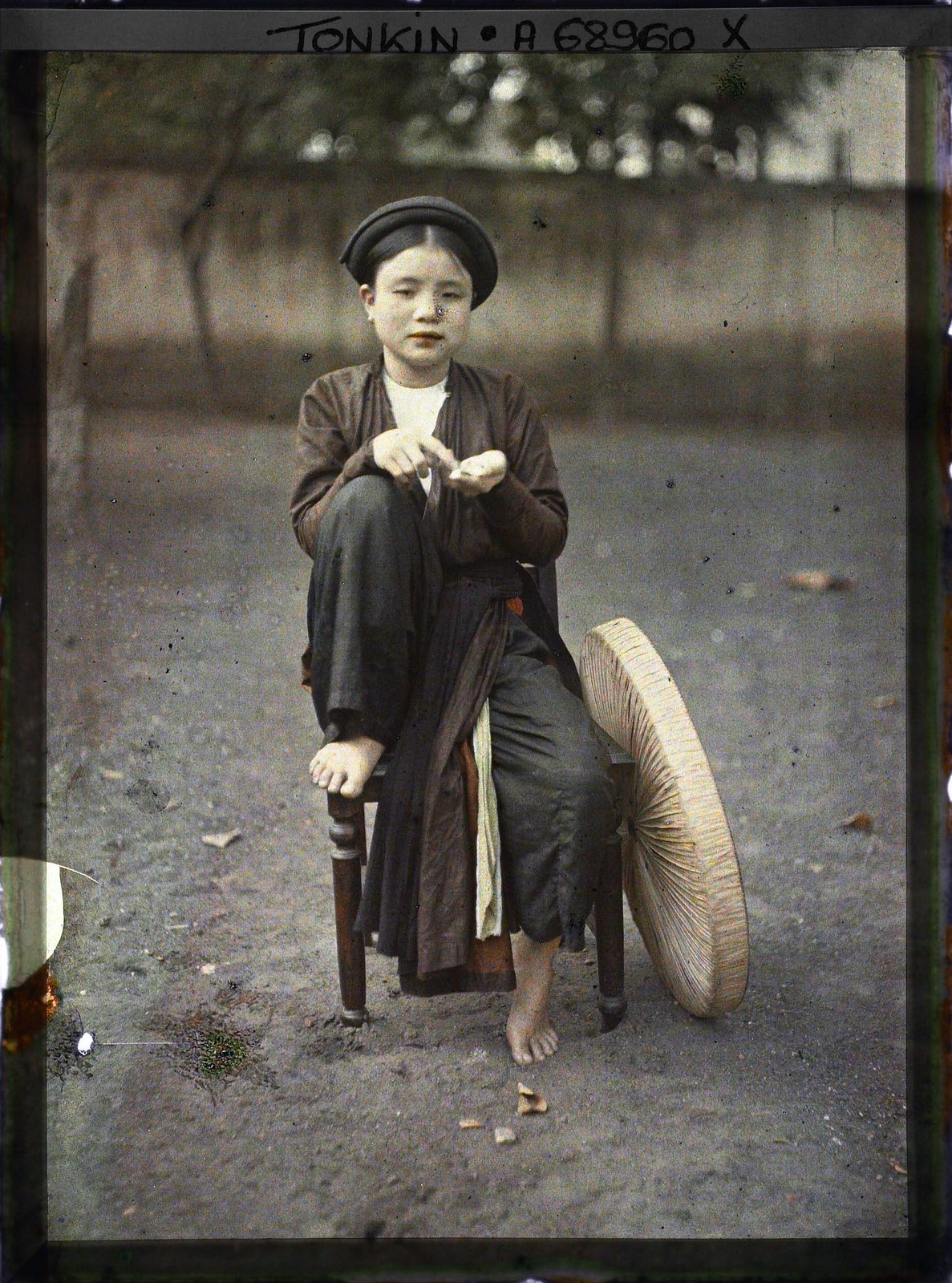 Nước trầu làm người nóng lên, hơi thở nồng ấm, các cô gái thường mặt đỏ, má hây hây, mắt long lanh.