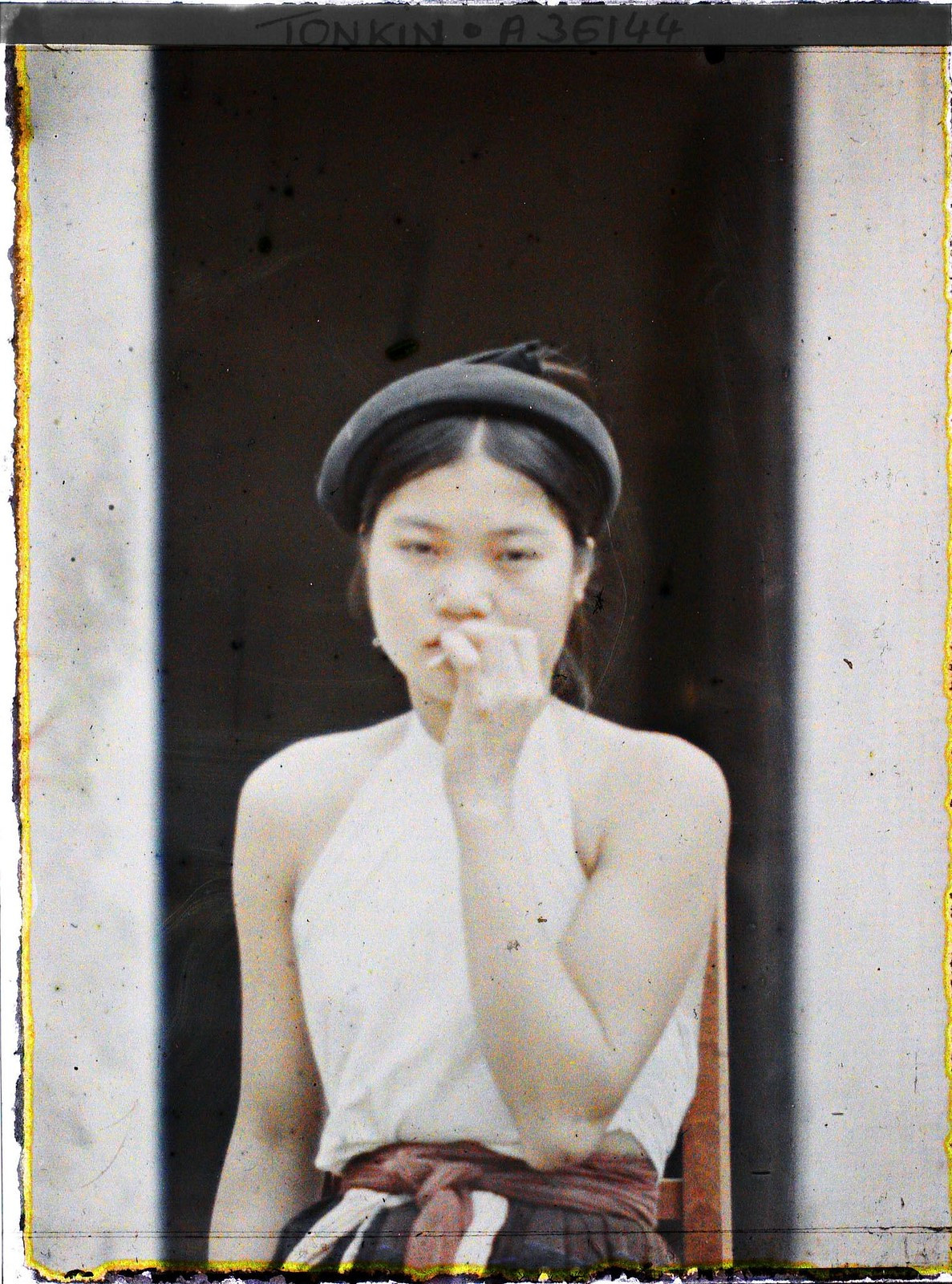 Người nào ăn được thuốc lào thường nhai thêm vài sợi thuốc lào hoặc vo nhúm thuốc lào nhỏ thành viên để xỉa và miết vào răng giữ lại hương vị của miếng trầu.