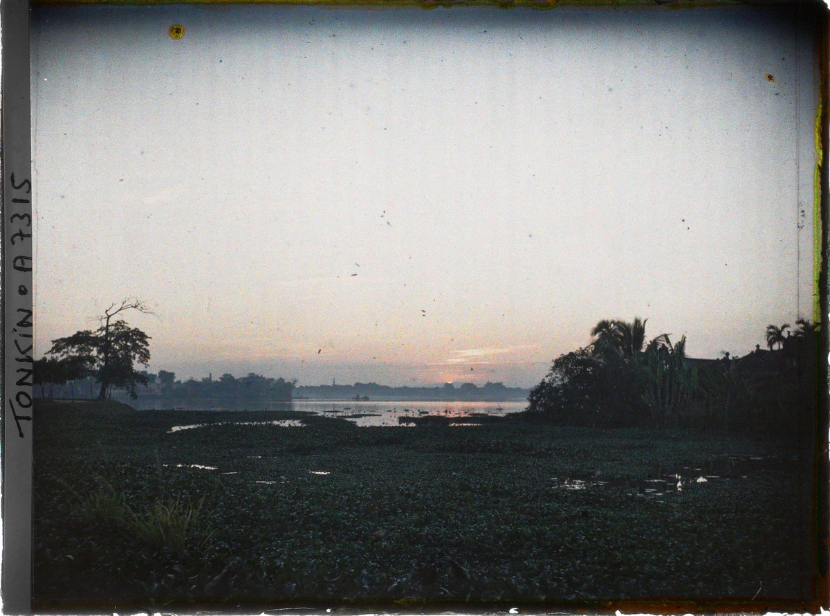 Cảnh hoàng hôn ở hồ Tây, Hà Nội năm 1915. Lúc này bờ hồ vẫn còn rất hoang sơ. Ảnh: Léon Busy / Collections.albert-kahn.hauts-de-seine.fr.