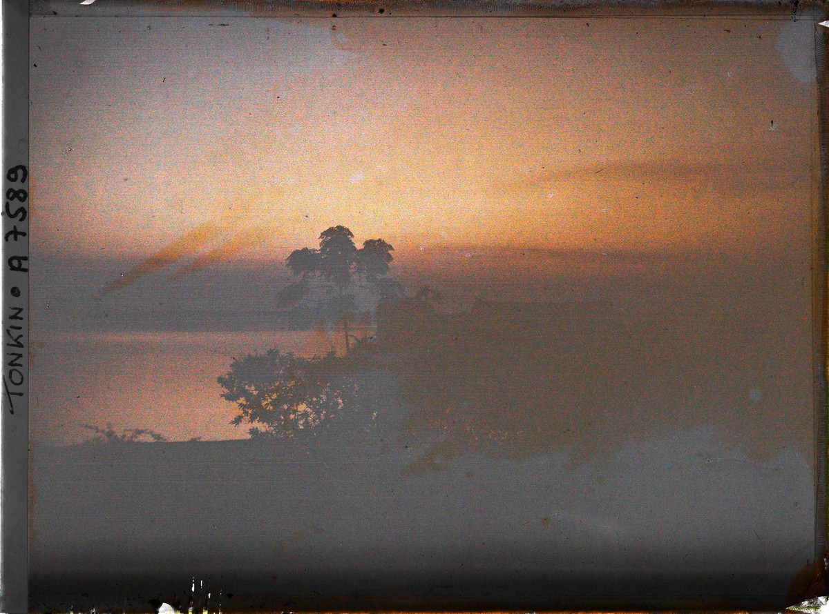 Ánh sáng cuối ngày ở hồ Tây một ngày cách đây hơn 100 năm.