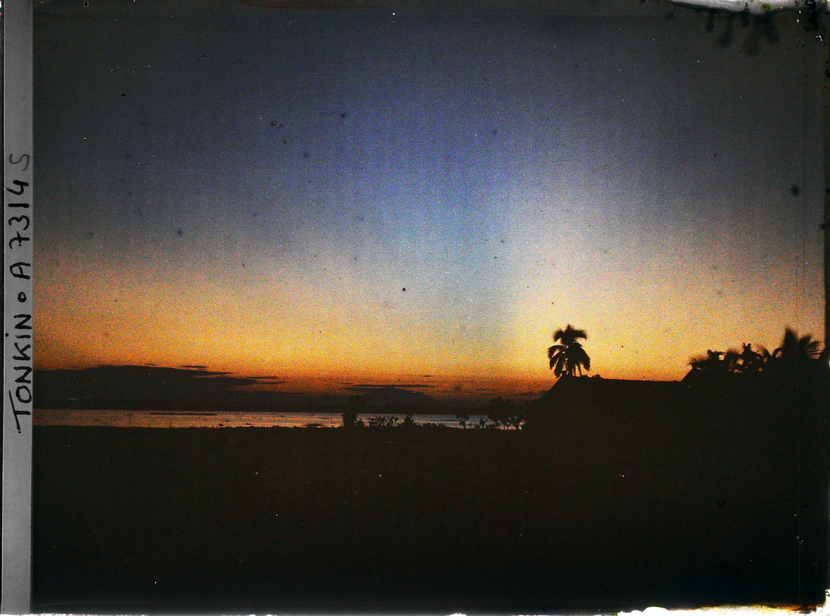 Một số hình ảnh khác về hoàng hôn ở hồ Tây năm 1915.