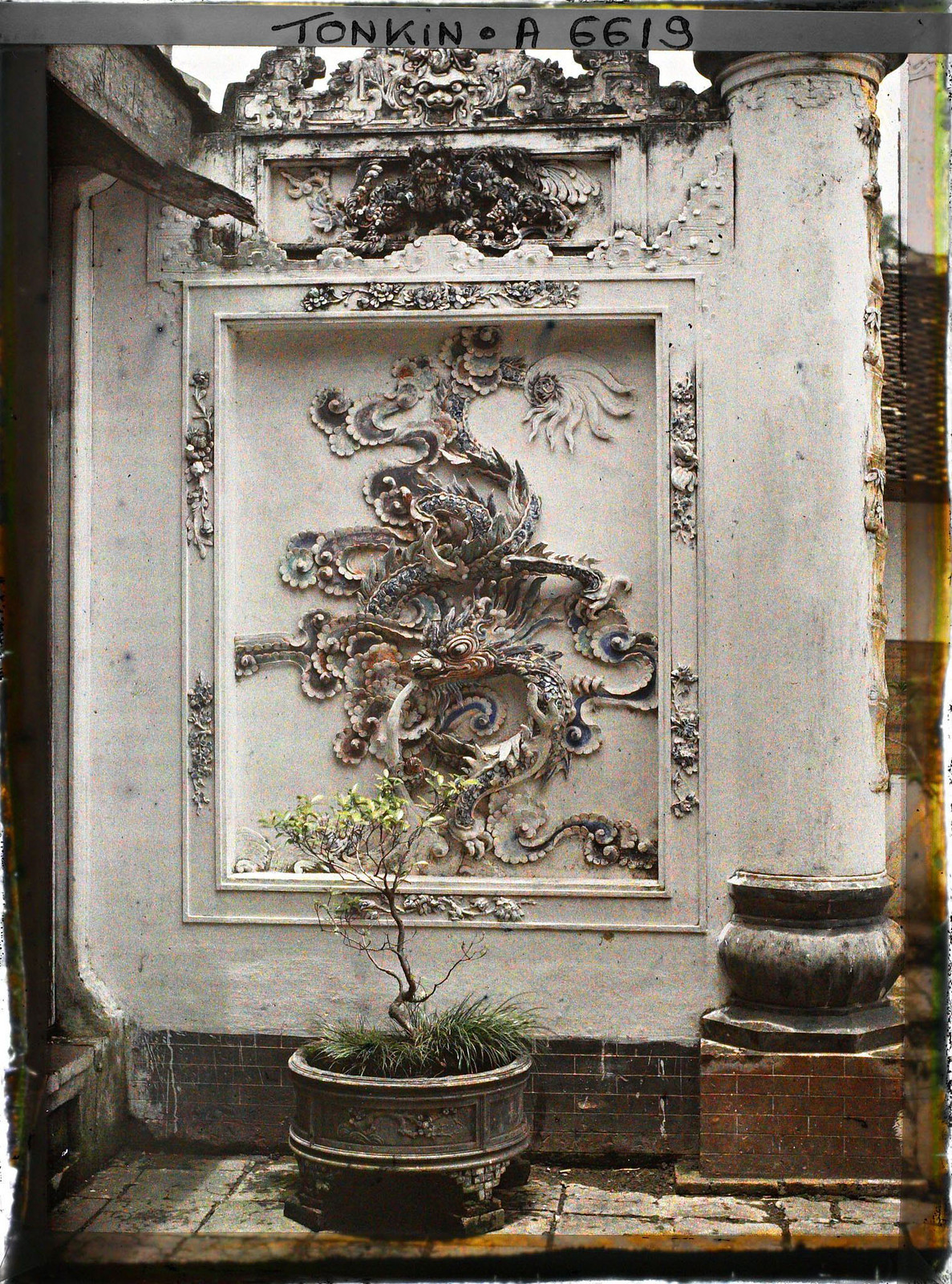 Bức phủ điêu hình rồng ở đình.