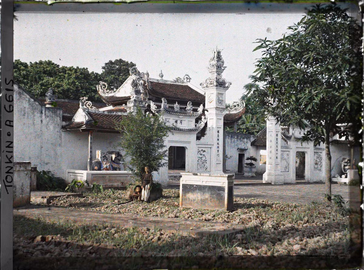 Góc nhìn nghiêng về nghi môn đình Ngọc Hà.