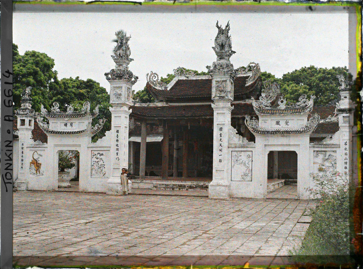 Cổng nghi môn của đình làng Ngọc Hà, Hà Nội năm 1915. Đình được xây dựng vào khoảng cuối thời Lê trung hưng, bên trong thờ Đức thánh Huyền Thiên Hắc Đế, nay có địa chỉ ở ngõ 158 Ngọc Hà, phường Ngọc Hà, quận Ba Đình, thành phố Hà Nội.