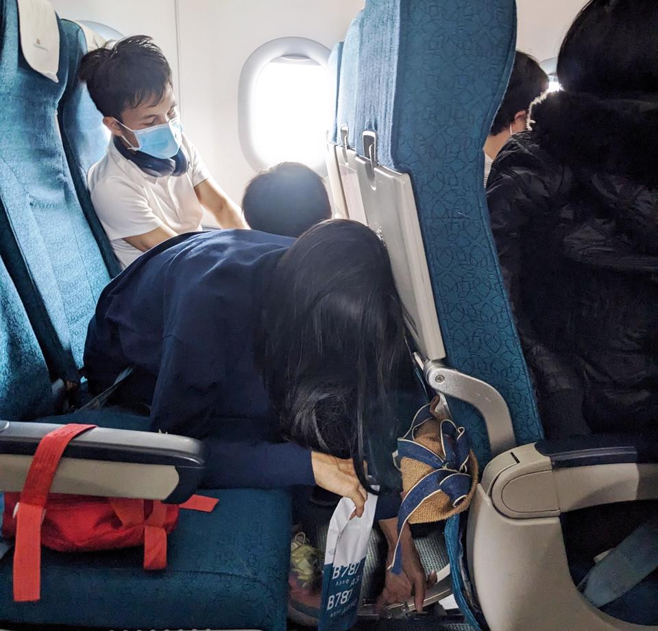 May bay Vietnam Airlines vua dap xuong san bay Noi Bai da phai bay len