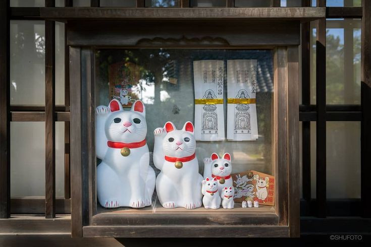 Khi tham quan đền, du khách có thể mùa những bức tượng mèo nhỏ trong cửa hàng lửa niệm với giá 300 yen (khoảng 60.000 đồng). Nếu "chịu chơi" hơn, có thể chi 5.000 yen (khoảng 60.000 đồng) cho bức tượng lớn nhất, kích thước bằng một chú mèo thật. Mời quý độc giả xem video: Ý nghĩa những phong tục ngày Tết Việt | VTC1.
