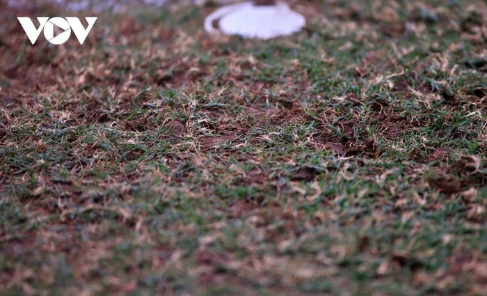 Nhiều chỗ sân bị lồi lõm.