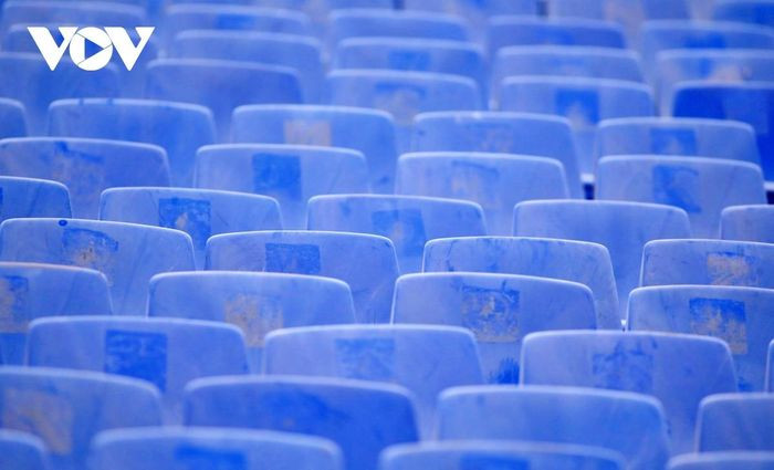 Tuy nhiên, khán đài C và D thì vẫn có một số ghế vệ sinh chưa thực sự sạch sẽ.