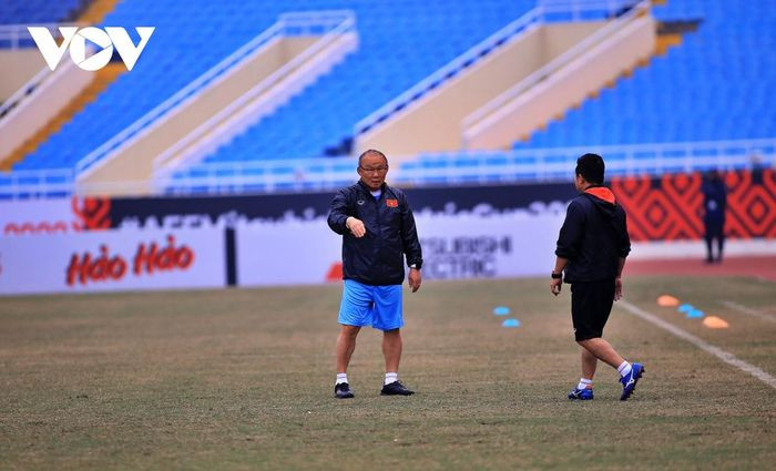 HLV Park Hang Seo kiểm tra mặt sân trước khi ĐT Việt Nam bước vào buổi tập.