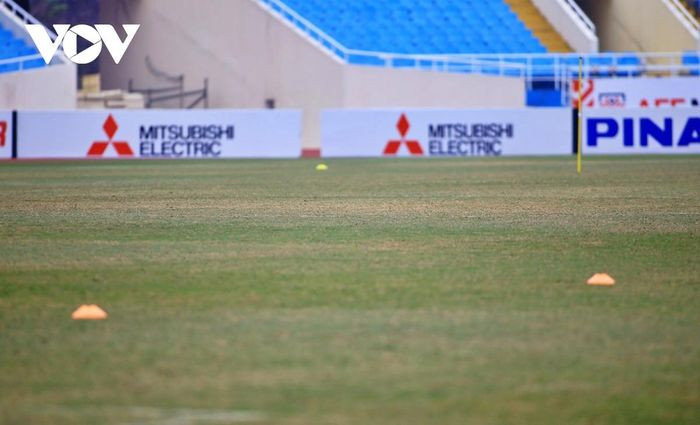 Do đang trong giải đấu và thời gian quá ngắn để chăm sóc nên mặt cỏ sân Mỹ Đình vẫn chưa được cải thiện.