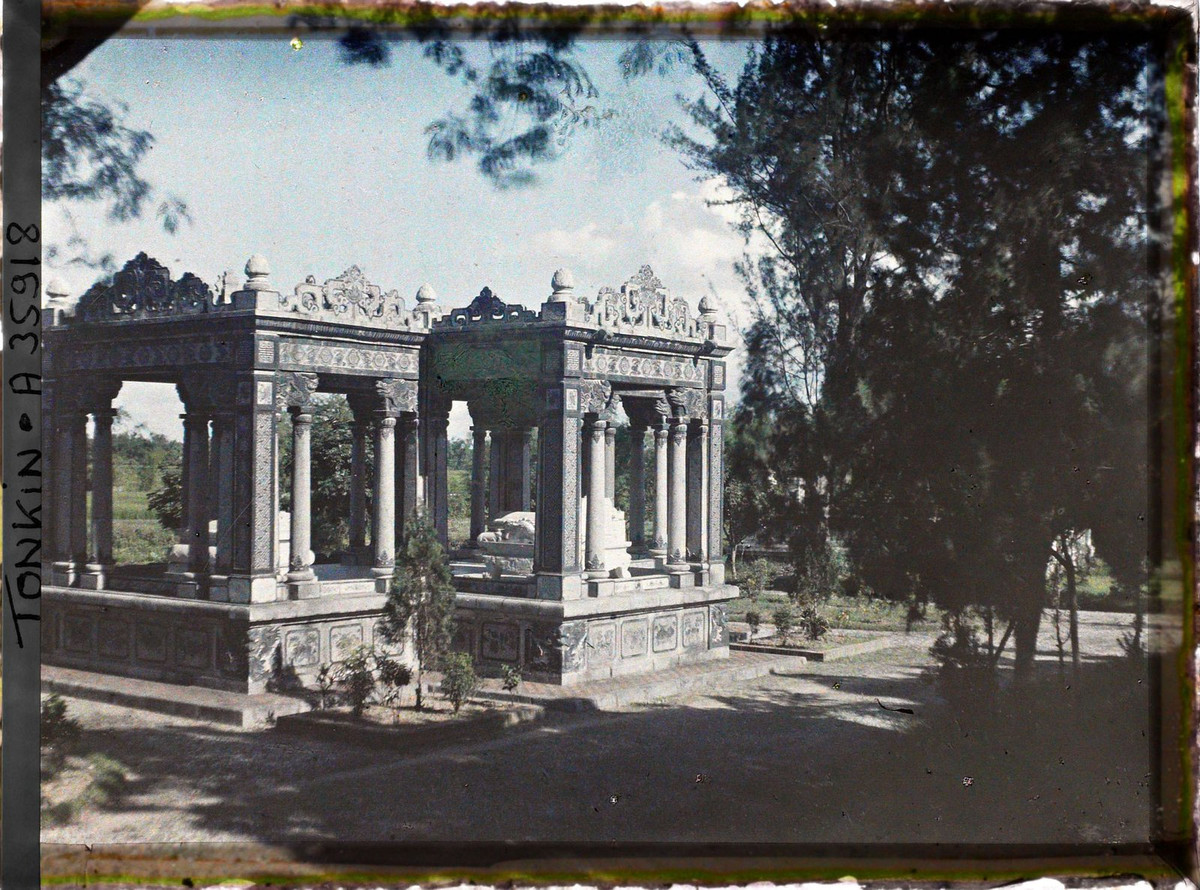 Những mộ phần nhỏ hơn, nhưng không kém phần tinh xảo.