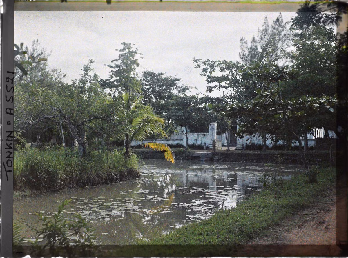 Trong khuôn viên lăng Hoàng Cao Khải, 1915. Khu lăng mộ này ngày nay đã hoang phế và biến dạng do sự lấn chiếm của các hộ dân trong nhiều thập niên.