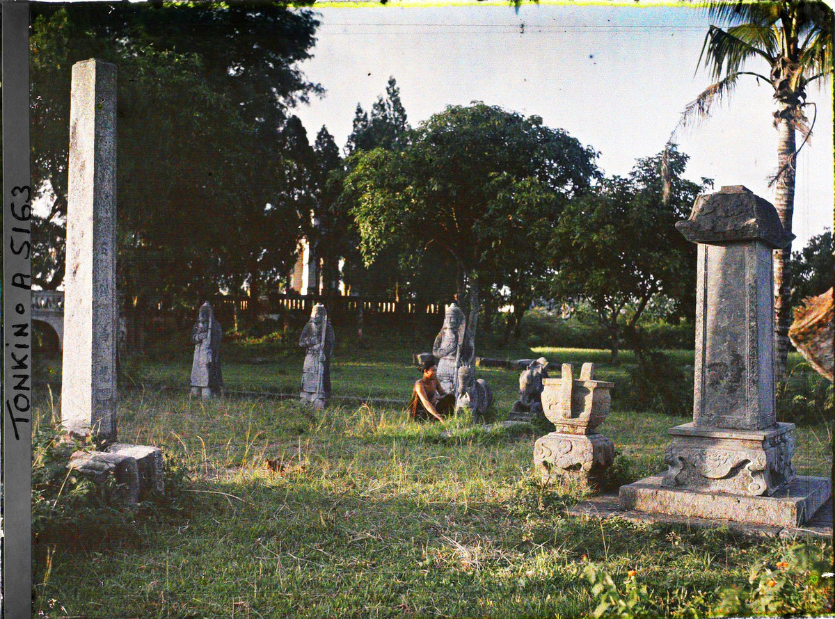 Tượng quan hầu, cây hương, lư hương... đều bằng đá, đặt trên lối vào mộ. Ngày nay khu lăng Hoàng Cao Khải nằm trong ngõ 252 phố Tây Sơn, phường Trung Liệt, quận Đống Đa, Hà Nội.