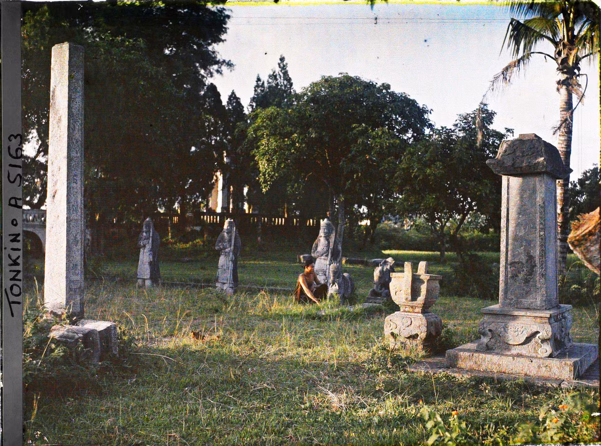 Tượng quan hầu, cây hương, lư hương... đều bằng đá, đặt trên lối vào mộ. Ngày nay khu lăng Hoàng Cao Khải nằm trong ngõ 252 phố Tây Sơn, phường Trung Liệt, quận Đống Đa, Hà Nội.