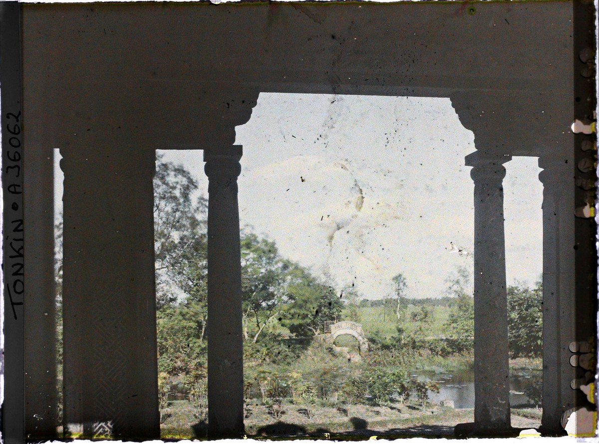 Phong cảnh nhìn từ bên trong một ngôi mộ đá, 1921. Quần thể lăng Hoàng Cao Khải từng được nhà sử học nổi tiếng người Pháp Phillippe Papin đánh giá là “một trong những đỉnh cao của kiến trúc đá phương Đông”.