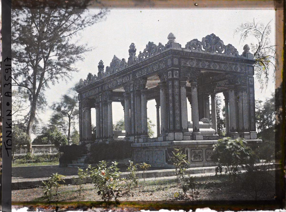 Khu mộ của ông Hoàng Cao Khải, ảnh chụp năm 1921.