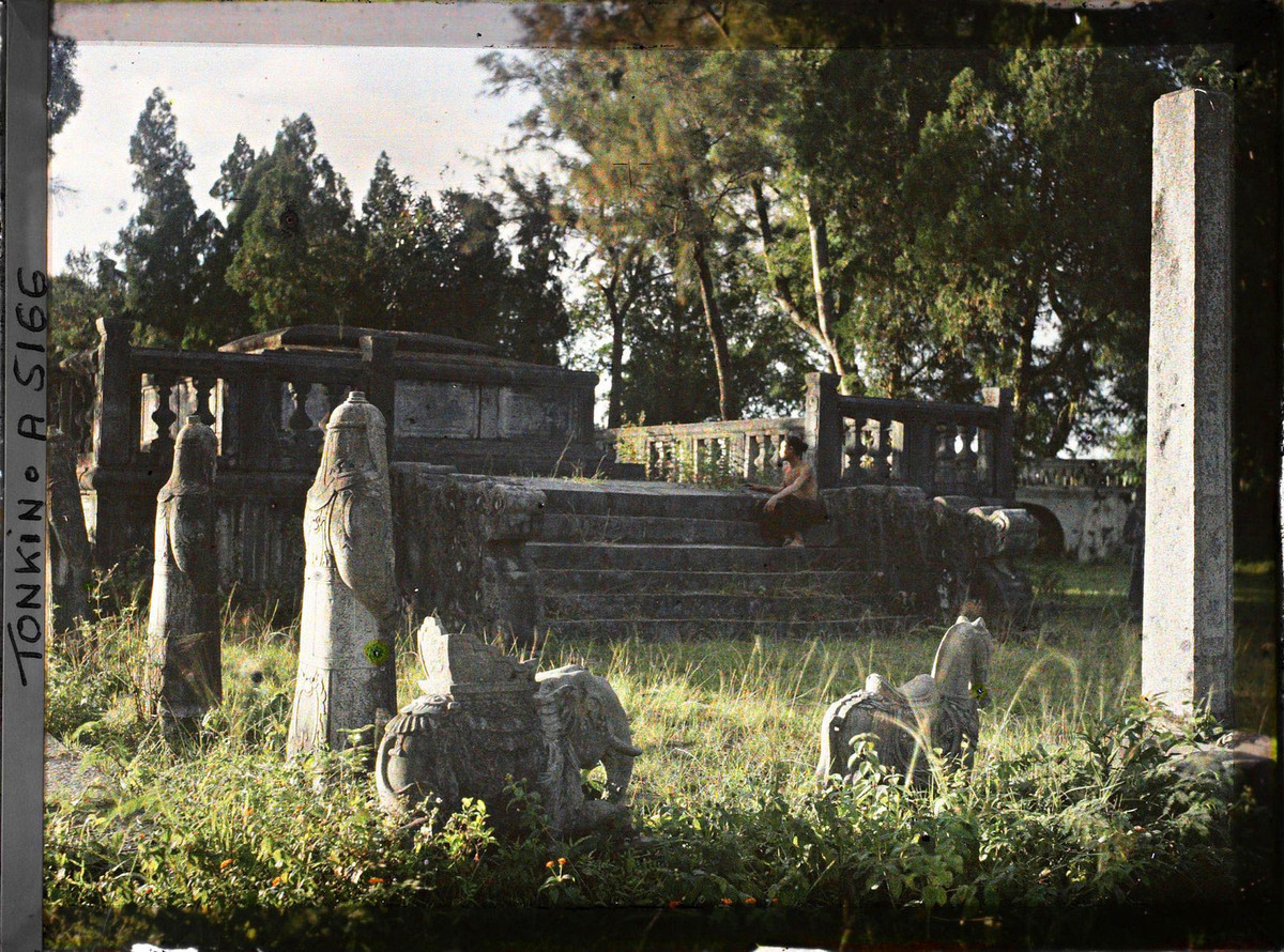 Một mộ phần bằng đá bề thế. Có tất cả 12 mộ trong khu lăng mộ này, trong đó trung tâm là lăng mộ Hoàng Cao Khải và Hoàng Trọng Phu - con trai ông, được xây khi cả hai còn sống.