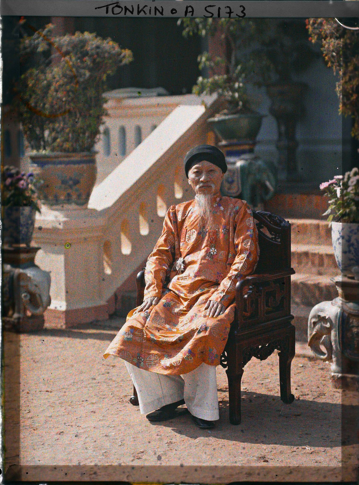 Chân dung ông Hoàng Cao Khải năm 1915. Ông là nhà văn, nhà sử học, đại thần thân Pháp dưới triều vua Thành Thái, được xem là cộng sự đắc lực của thực dân Pháp ở Việt Nam. Ông về hưu tại Ấp Thái Hà và mất tại đây năm 1933. Mời quý độc giả xem video: Ý nghĩa những phong tục ngày Tết Việt | VTC1.