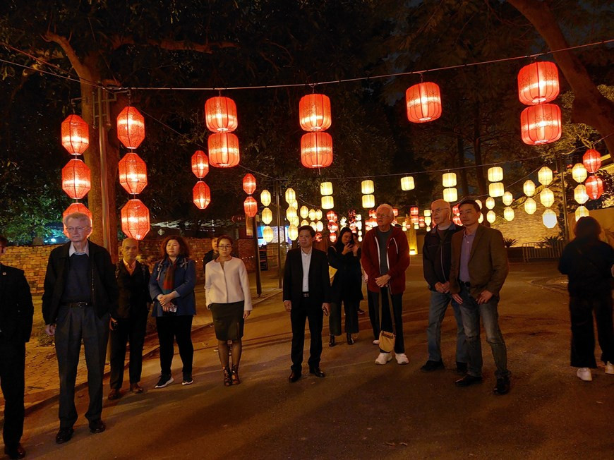 ''Đêm Hoàng thành Thăng Long - Một cảm nhận độc đáo” giúp du khách có những trải nghiệm trong không gian Hoàng cung lung linh về đêm, khám phá các giá trị độc đáo từ nghệ thuật kiến trúc cung đình, nơi làm việc, đời sống, ẩm thực cung đình... (Ảnh: Đinh Thuận/TTXVN)