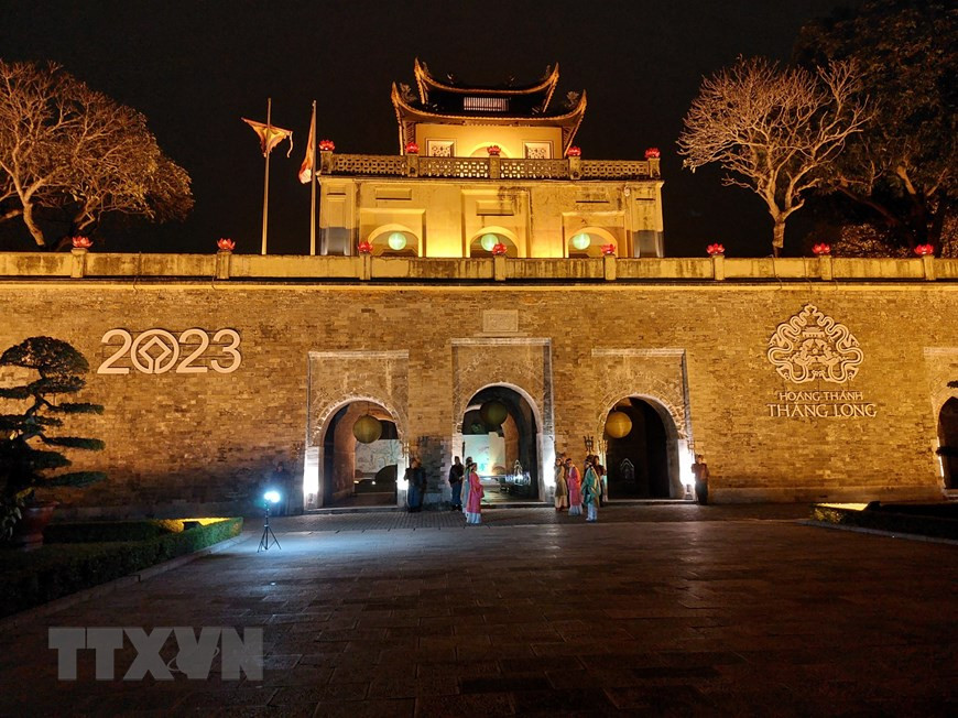 Vẻ đẹp Đoan Môn thuộc Hoàng thành Thăng Long về đêm. (Ảnh: Đinh Thuận/TTXVN)