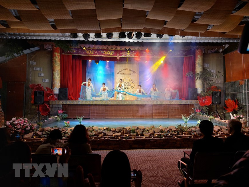 Du khách thưởng thực chương trình nghệ thuật truyền thống tại tour khám phá Hoàng thành Thăng Long về đêm. (Ảnh: Đinh Thuận/TTXVN)