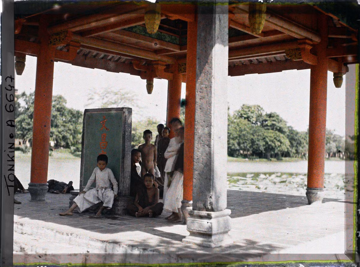 Lúc này trong đình có một tấm bia đá lớn.