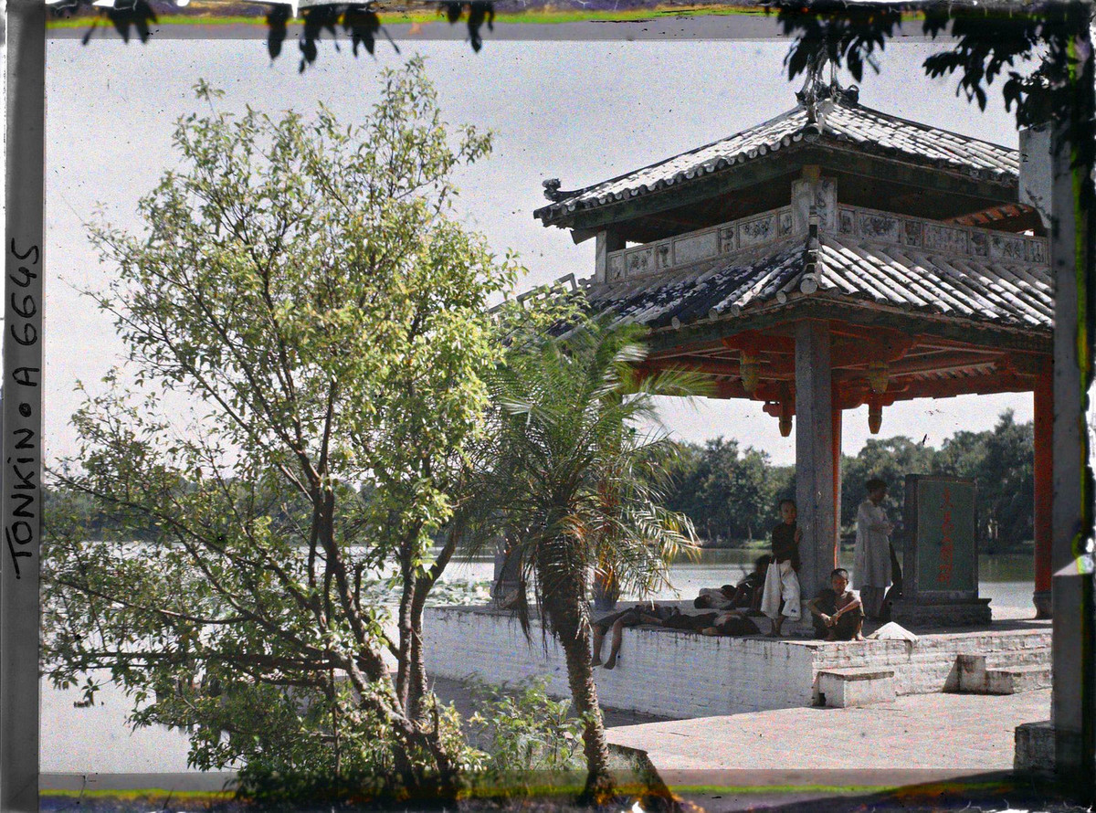 Tên gọi của đình Trấn Ba nghĩa là ngôi đình chắn sóng – ngụ ý là cột trụ đứng vững giữa làn sóng không lành mạnh trong nền văn hóa đương thời.