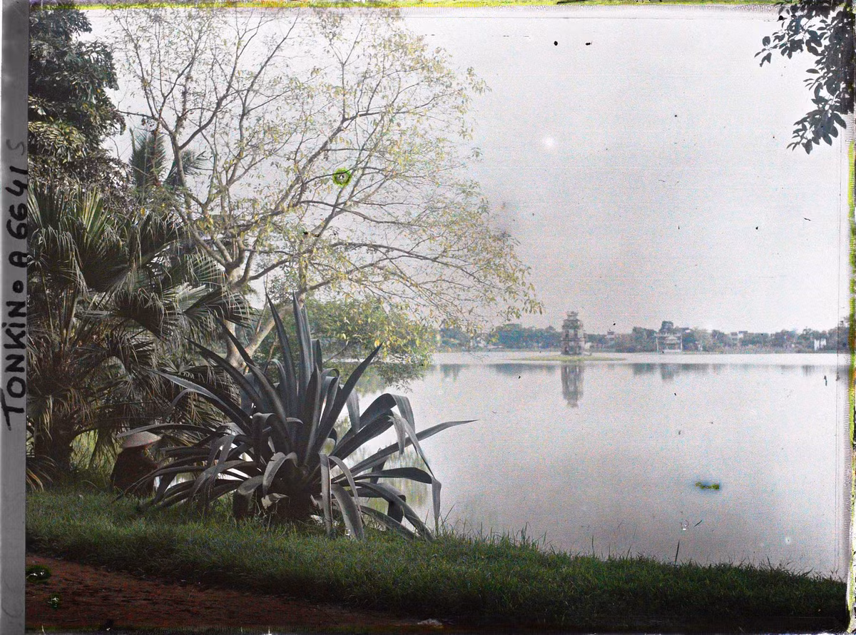 Tháp Rùa nhìn từ bờ hồ.