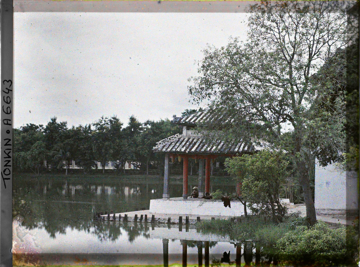 Năm 1915, khoảng sân quanh đình Trấn Ba rất hẹp. Khuôn viên đền Ngọc Sơn thời điểm đó chưa rộng như ngày nay.