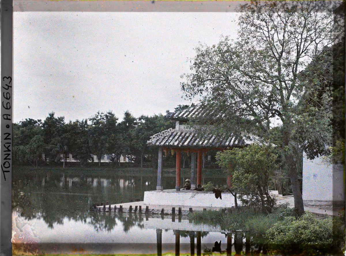 Năm 1915, khoảng sân quanh đình Trấn Ba rất hẹp. Khuôn viên đền Ngọc Sơn thời điểm đó chưa rộng như ngày nay.