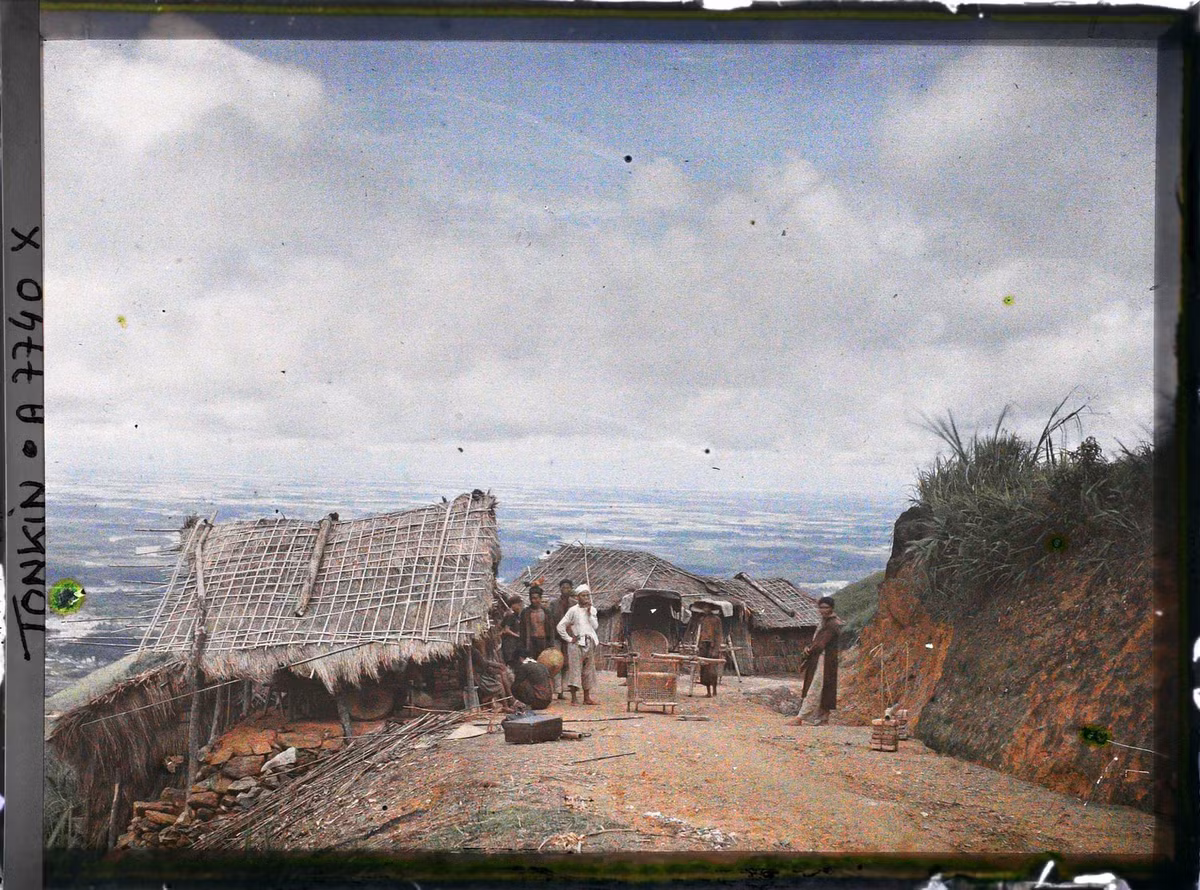 Lán trại của những người làm nghề cửu vạn.