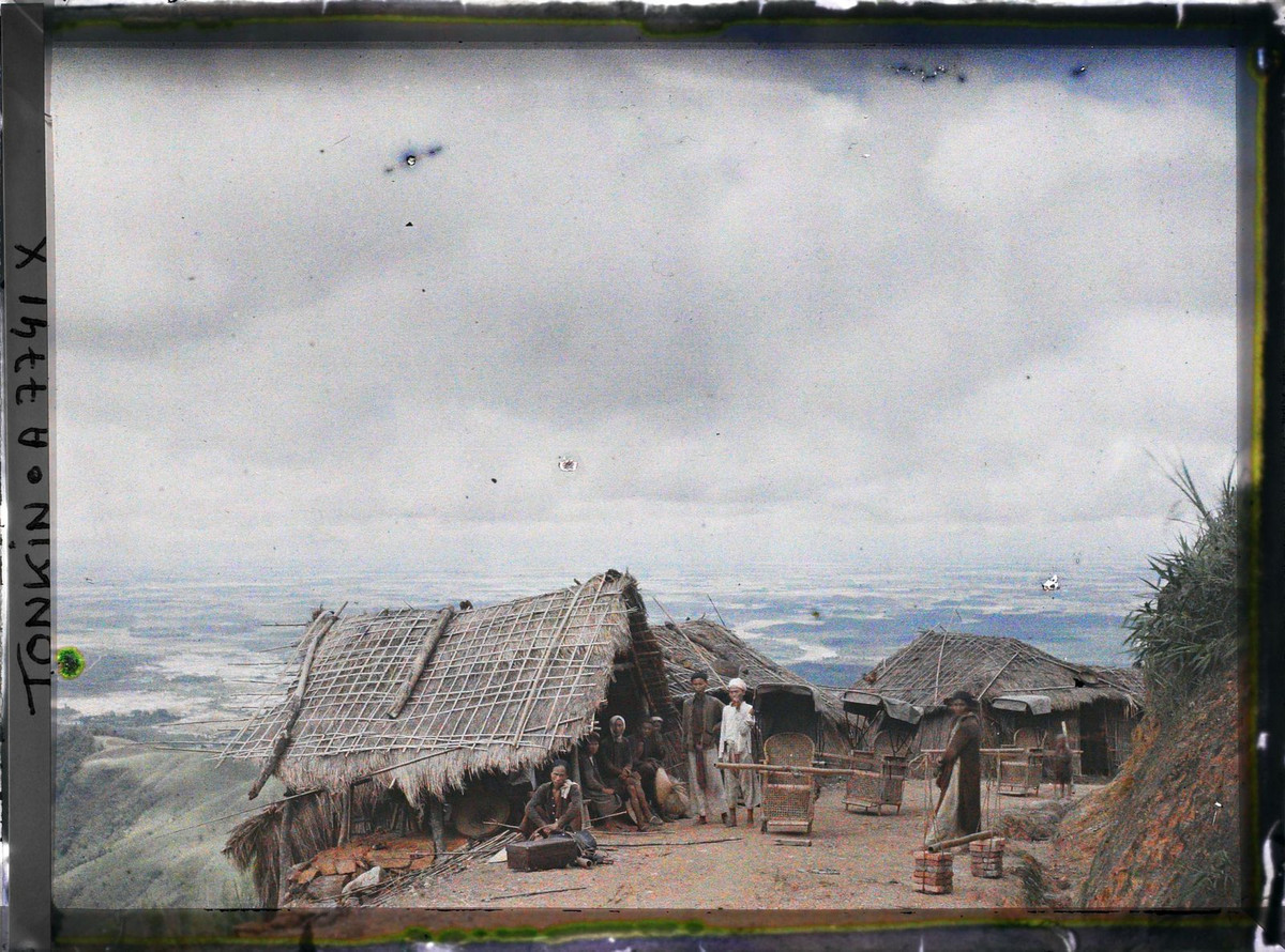 Lán trại của những người làm nghề cửu vạn.