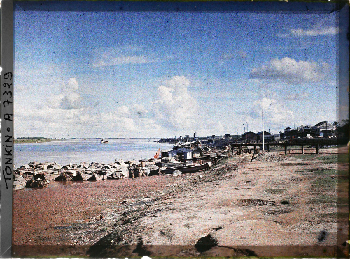 Bờ sông Hồng lúc chiều buông.