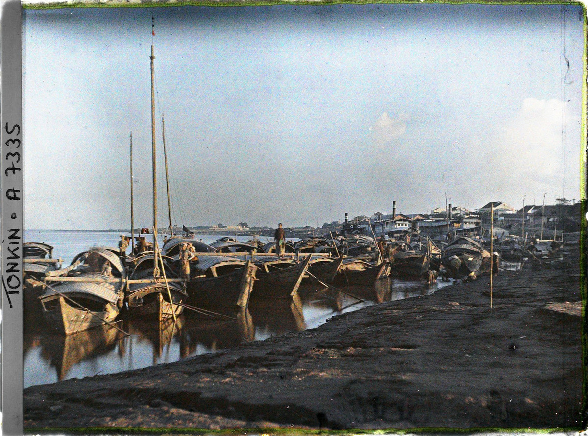 Cảnh chiều ở xóm vạn đò sông Hồng, gần khu phố cổ Hà Nội.