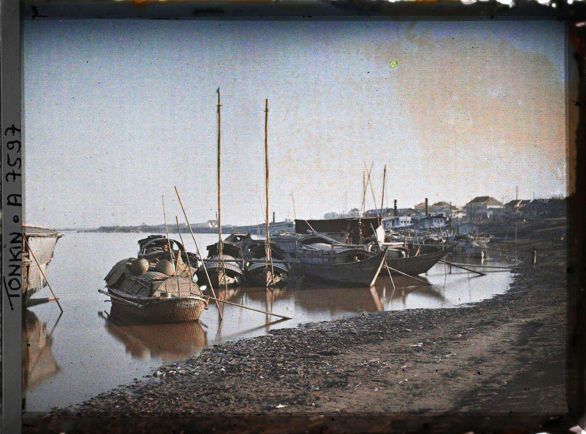 Những con thuyền thô sơ nằm trên bến.