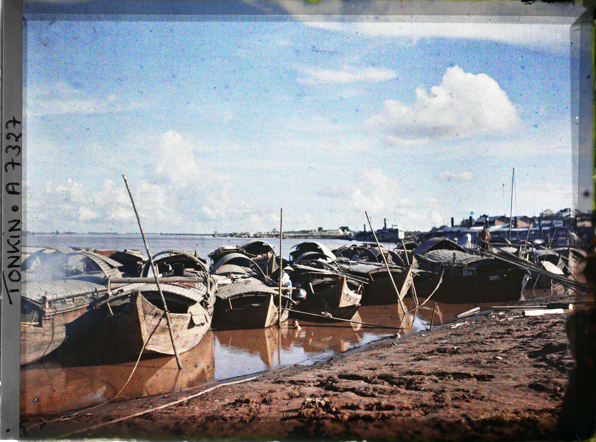 Những con thuyền thô sơ nằm trên bến.