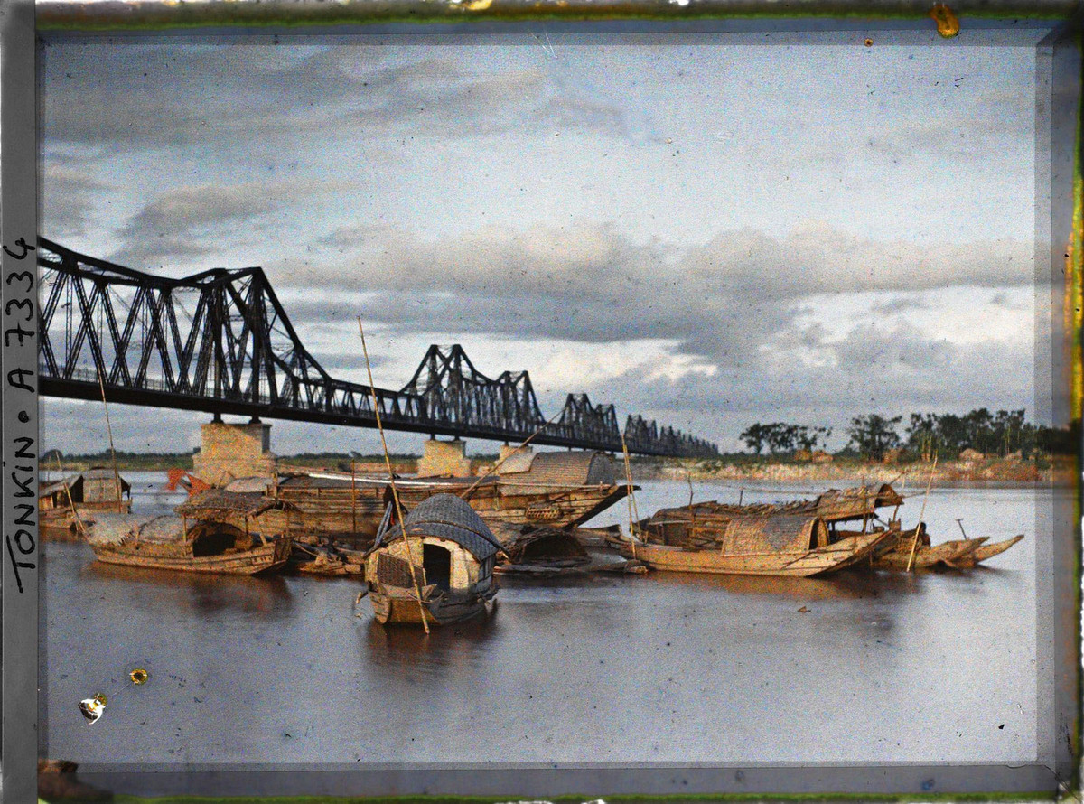 Sông Hồng và cầu Paul Doumer buổi chiều.