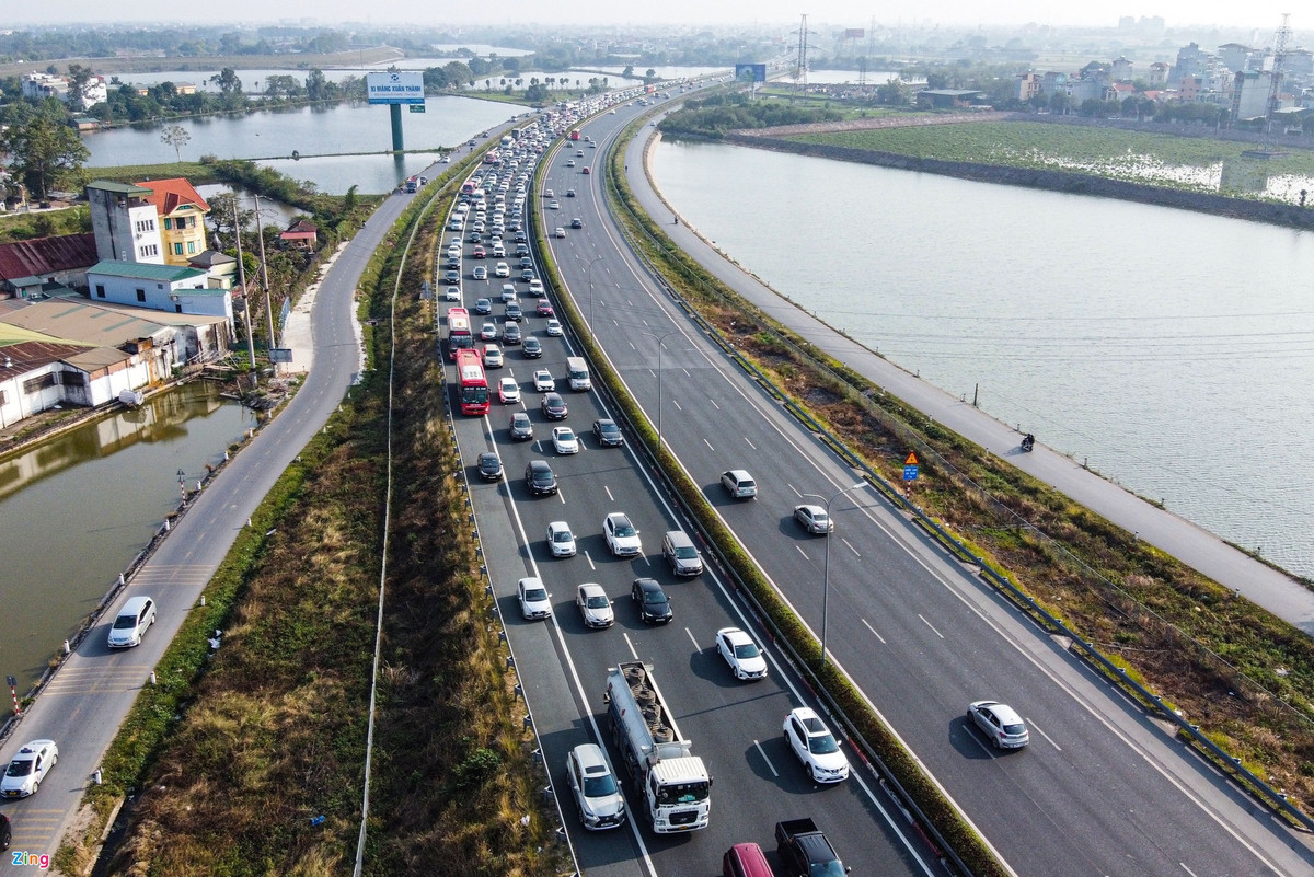 Điểm cuối của đoạn đường ùn tắc, xe cộ vẫn tiếp tục dồn về dù hôm nay (25/1) chưa phải ngày cuối cùng của kỳ nghỉ lễ.