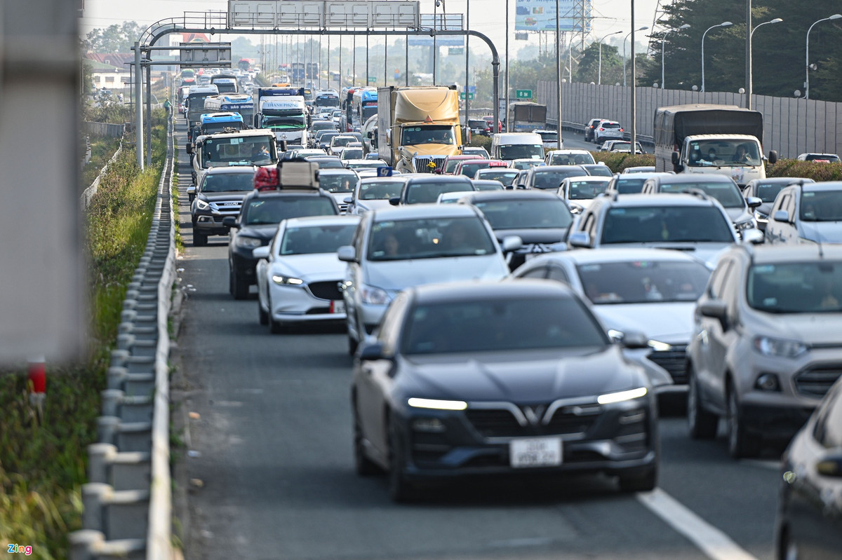 Cơ quan này cũng đã có chỉ đạo lực lượng CSGT huy động tối đa lực lượng để triển khai các phương án phân luồng, bảo đảm trật tự an toàn giao thông trên các tuyến cao tốc, quốc lộ trọng điểm và các tuyến cửa ngõ, xuyên tâm các thành phố, nhất là Hà Nội và TP.HCM.