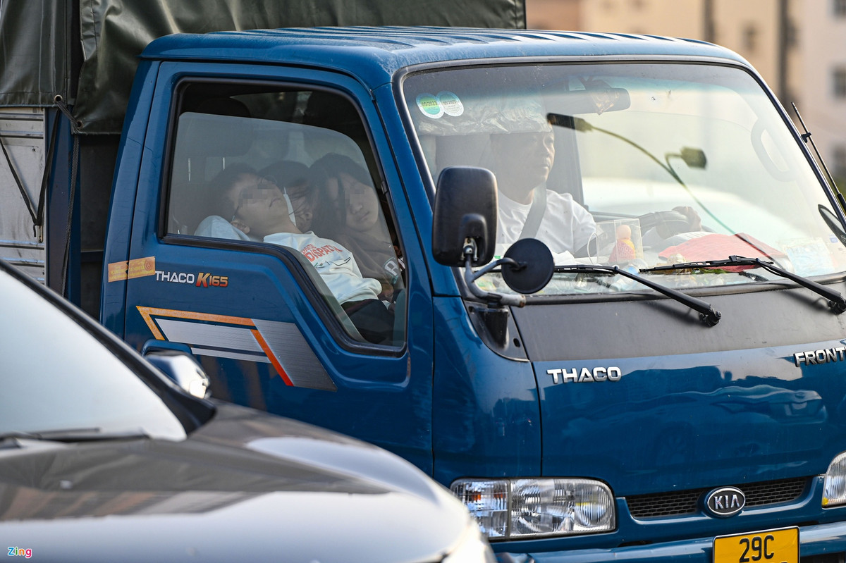 Trẻ em mệt mỏi, ngủ gục ngay trên xe. Hà Nội chiều 25/1 trời rét nhưng nắng gắt khiến nhiều người mệt mỏi.