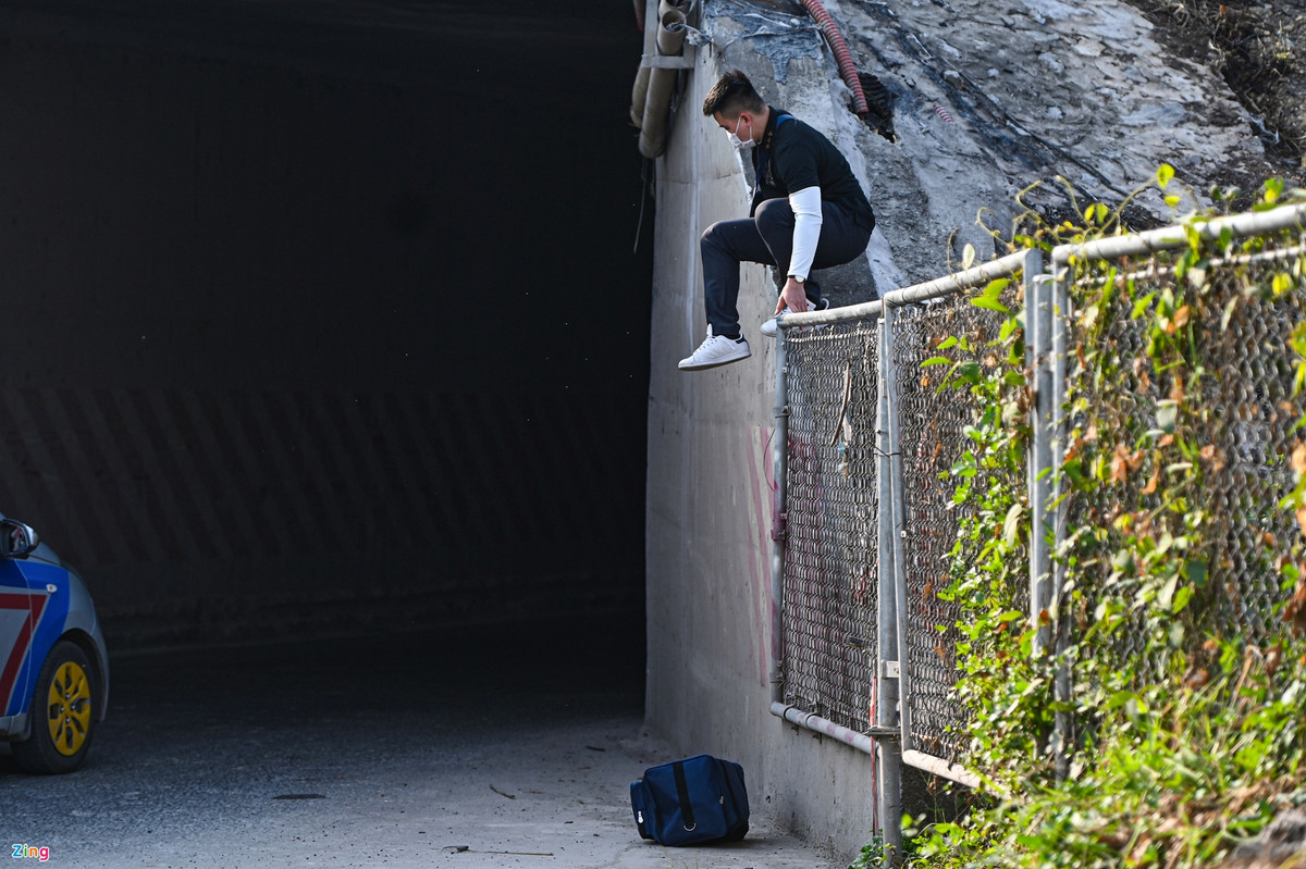 Vì rào cao nên anh này mất nhiều thời gian loay hoay tìm cách thoát khỏi khu vực. Sau đó, nam thanh niên phải ném túi đồ xuống đất sau đó tìm cách trèo xuống dưới.