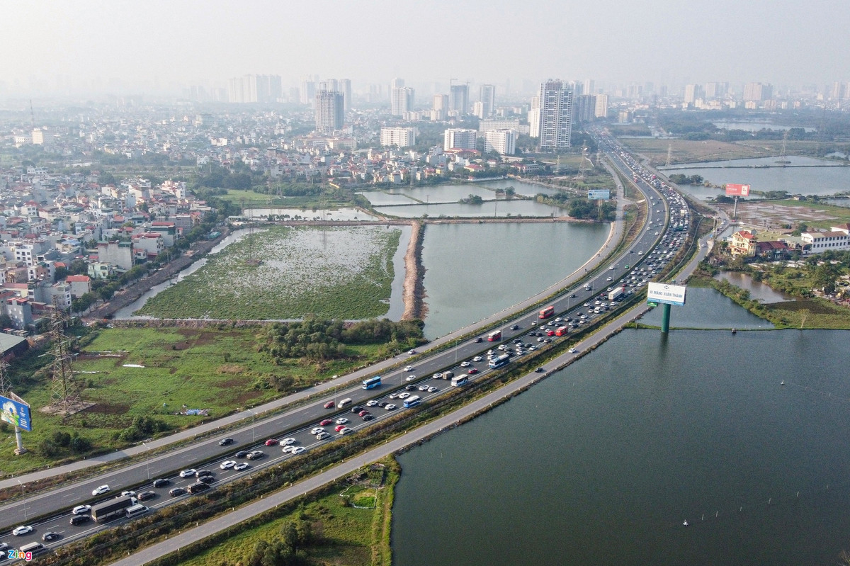 Lúc 17h, đoạn ùn tắc kéo dài tới 5 km. Tài xế Nguyễn Thế Tùng (đi từ Hà Nam) cho hay anh mất 35 phút để thoát khỏi đoạn đường dài chưa tới 5 km này. "Tôi cho rằng đi sớm một ngày để tránh tắc đường nhưng không ngờ đường đông đúc tới vậy", anh nói.