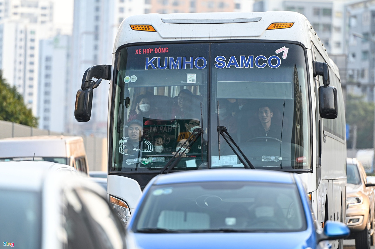 Các chuyến xe khách cũng chật kín người quay trở lại Hà Nội.