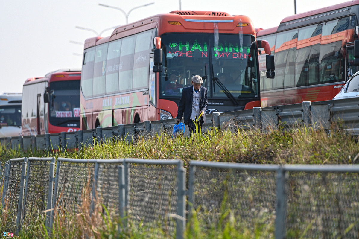 Sốt ruột vì tắc đường, người đàn ông này quyết định xuống xe để đi bộ. "Tôi biết phải đi lên trên kia mới có đoạn không rào chắn nhưng còn hơn ngồi trên xe lúc tắc đường như thế này", ông nói.