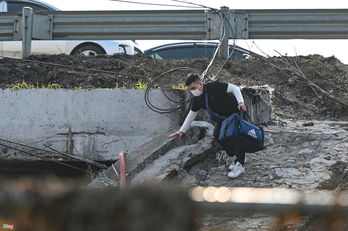 Một số ôtô trả khách ngay trên cao tốc do tắc đường kéo dài. Sau khi xuống xe, nam thanh niên này tìm cách trèo rào để xuống khu vực đường gom bắt xe ôm về nhà.